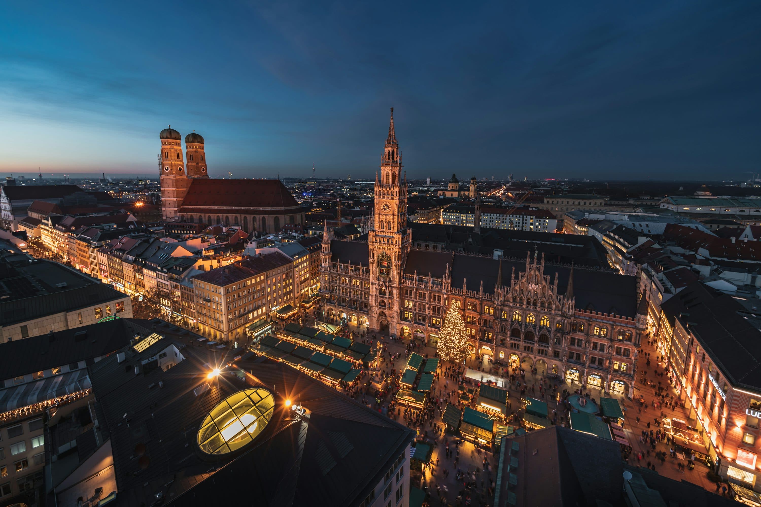 Luftaufnahme der Münchner Altstadt mit Marienplatz und Skyline