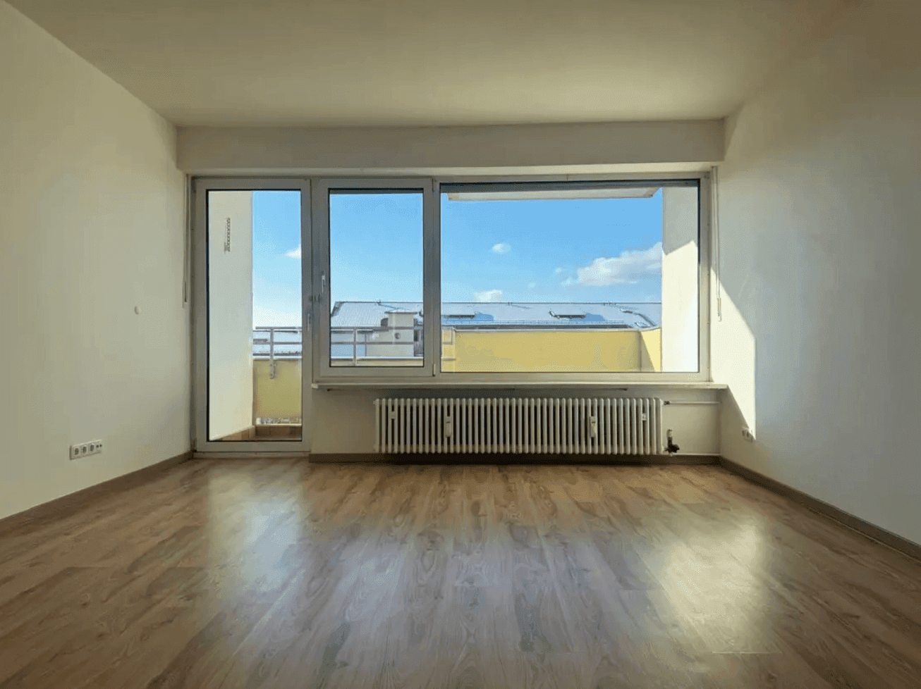 Hoch hinaus in Germering: Renovierte 3-Zimmer-Wohnung mit Sonnenbalkon und Weitblick